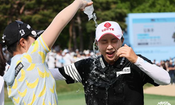 5년만에 국내대회 우승 확정하는 김효주