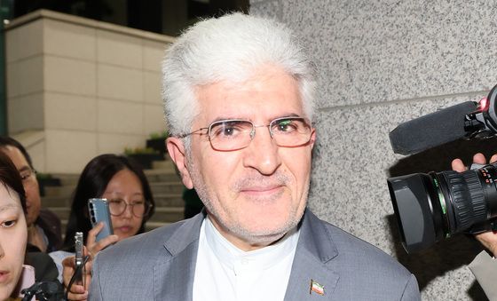 외교부 나서는 사이드 쿠제치 주한 이란대사