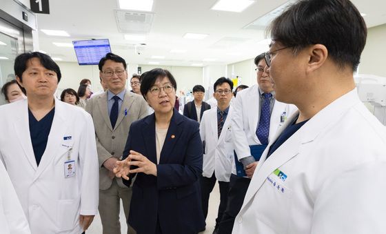 정은경 장관, 소아응급·지역모자의료센터 현장방문