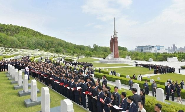 직맹 9차 대회 참가자들, 조국해방전쟁 참전열사묘 방문
