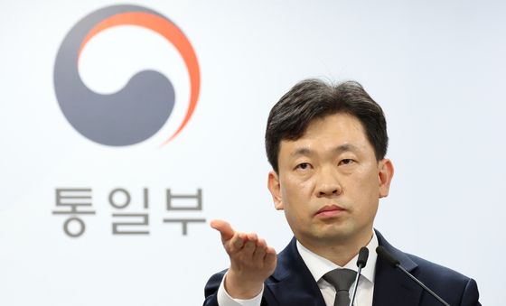 질문받는 윤민호 통일부 대변인