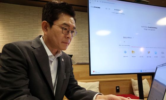AI 채팅 모델 '엑사원' 체험하는 정원오 후보