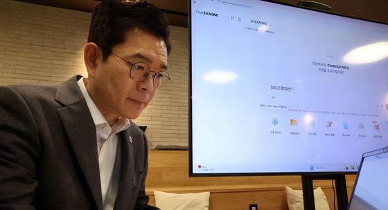 LG의 AI '엑사원' 체험하는 정원오 후보