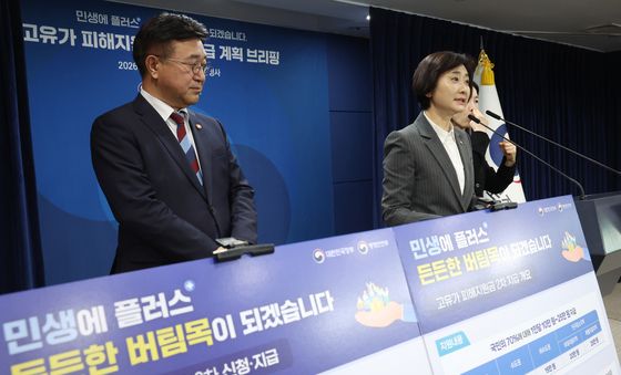 고유가 피해지원금 관련 발표하는 이스란 차관