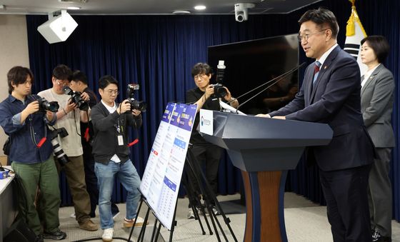 고유가 피해지원금 관련 발표하는 윤호중 장관