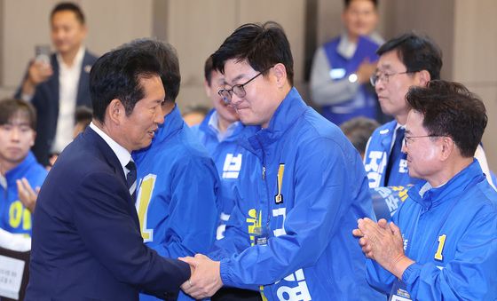 인사나누는 정청래 대표