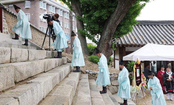 '성현들의 가르침을 계승합니다'