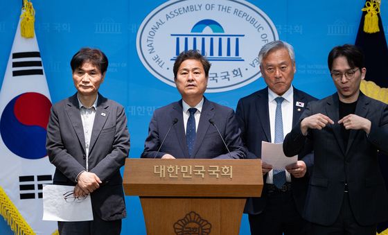 민주당 외통위 기자회견 '국힘, 대한민국 선박 피격 정쟁 멈춰야'