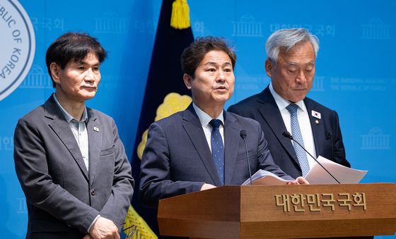 與 외통위원들 '선박 피격 정쟁 멈춰야'
