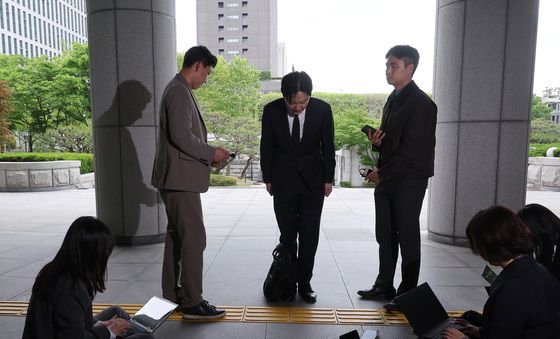 고개 숙여 인사하는 박상용 검사