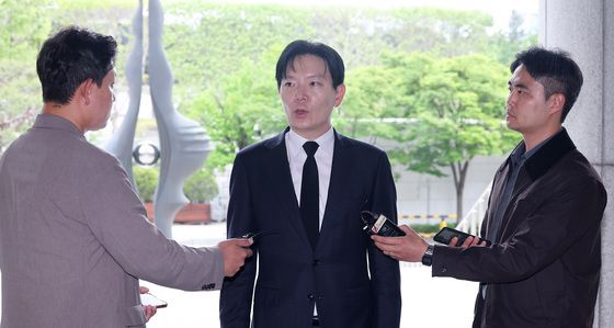 취재진 질문에 답하는 박상용 검사