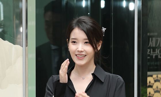 '21세기 대군부인' 촬영지에서 포착된 아이유