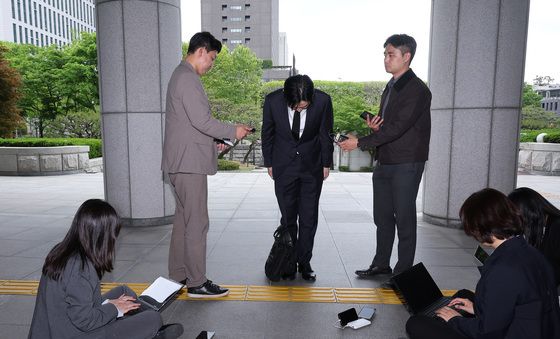 고개 숙여 인사하는 박상용 검사