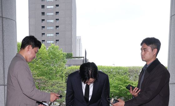 고개 숙여 인사하는 박상용 검사