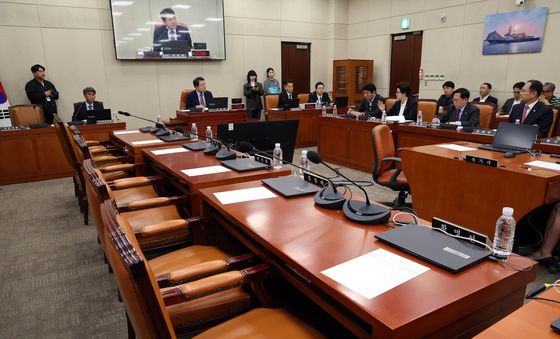 국방위 전체회의…'與 불참'