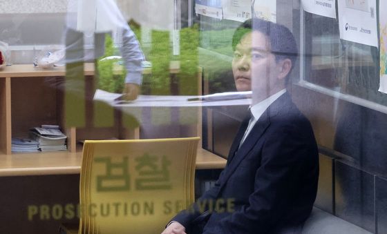 민원실에서 대기하는 박상용 검사
