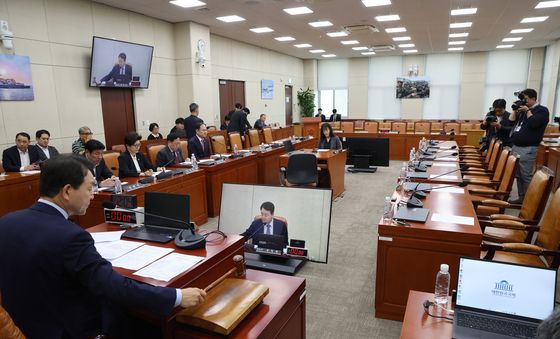 與 없이 진행되는 국방위 전체회의