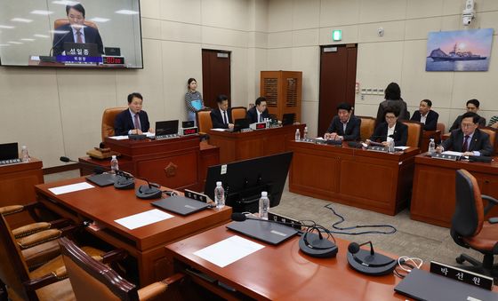 정부·여당 불참 속에 열린 국방위 전체회의