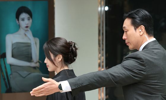 아이유, 경호 받으며 등장한 '대군부인'