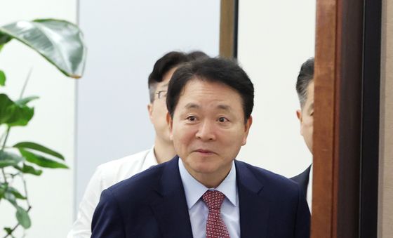 국방위 전체회의 참석하는 성일종 위원장