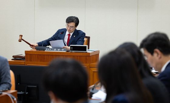 의사봉 두드리는 강민국 정무위 법안심사제2소위원장