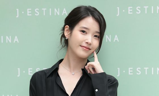 아이유, 향기로운 봄꽃 미소