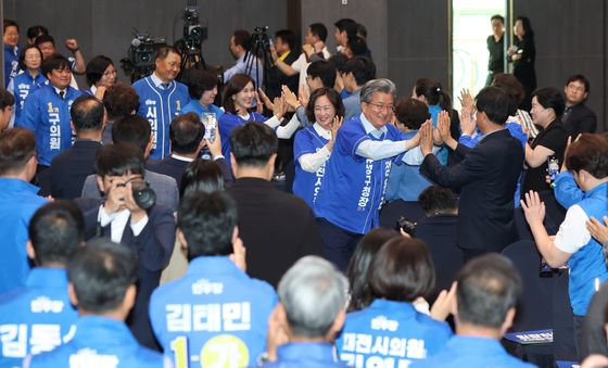환호받으며 입장하는 유성구 후보들