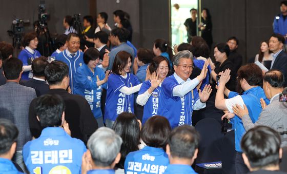 입장하는 유성구 후보들