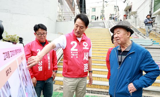 어르신에게 고지대 이동약자 편의시설 설명하는 오세훈 후보