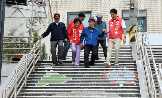 어르신 손 잡고 가파른 계단 내려오는 오세훈 후보