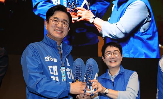 허태정 대전시장 후보에게 운동화 전달하는 민주당