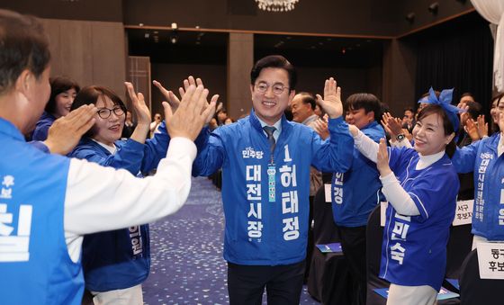 환호받으며 입장하는 허태정 대전시장 후보