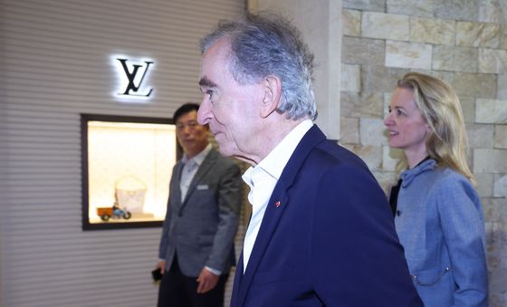 베르나르 아르노 LVMH 회장과 함께 롯데백화점 루이비통 매장 향하는 델핀 아르노 크리스챤 디올 CEO