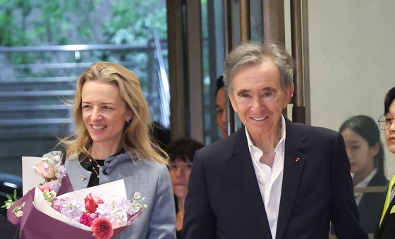 롯데백화점 방문한 베르나르 아르노 LVMH 회장과 델핀 아르노 크리스챤 디올 CEO