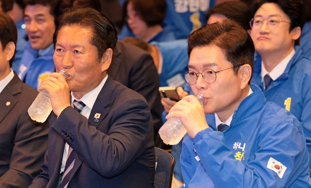 함께 물 마시는 정청래·정원오