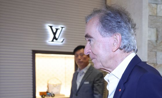 롯데백화점 루이비통 매장 향하는 베르나르 아르노 LVMH 회장