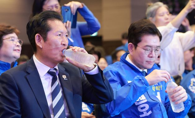 물 마시는 정청래·정원오