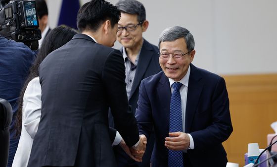 인사 나누는 이동원 양형위원장