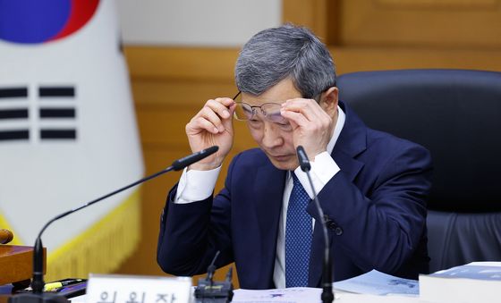 자료 살피는 이동원 양형위원장