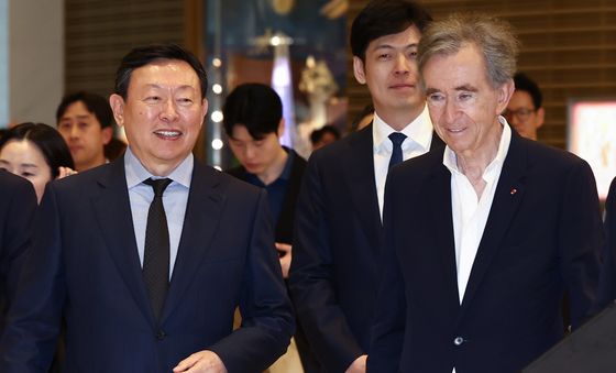 신동빈 회장과 루이비통 매장 향하는 아르노 회장