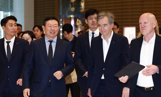 신동빈 회장과 루이비통 매장 향하는 아르노 회장