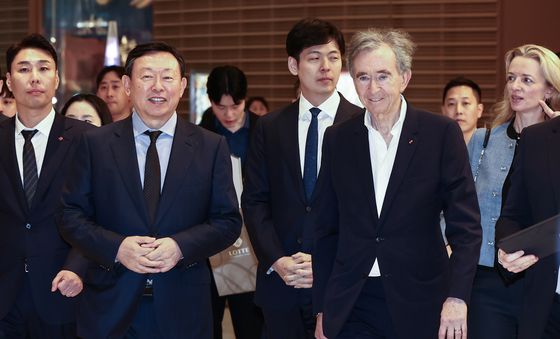신세계 이어 롯데 루이비통 매장 찾은 아르노家