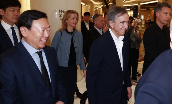 롯데백화점 루이비통 매장 찾은 아르노·신동빈 회장
