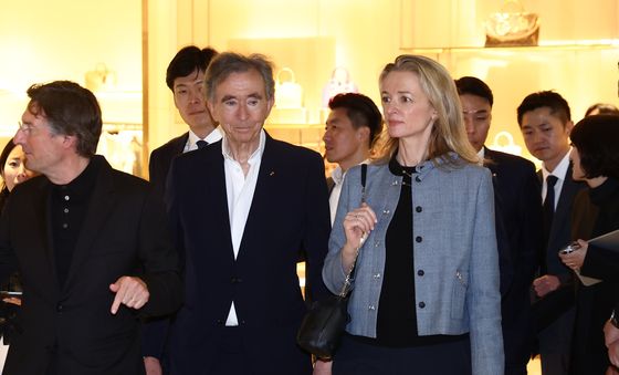 루이비통 매장 둘러본 아르노家
