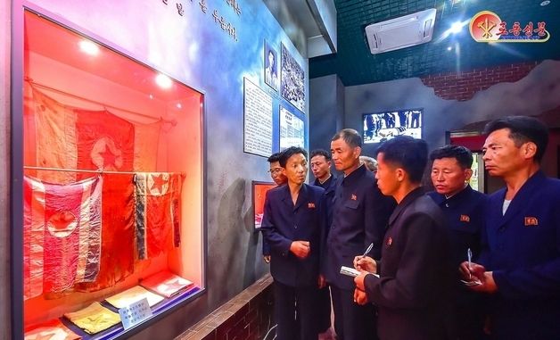 계급교양관에 전시된 인공기 바라보는 북한 주민들