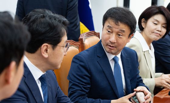 천준호 원내운영수석과 대화하는 한병도 원내대표