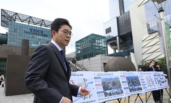 청량리역에서 공약 발표하는 정원오 후보