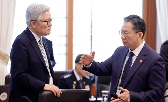 대화하는 정성호 법무부 장관과 최동석 인사혁신처장