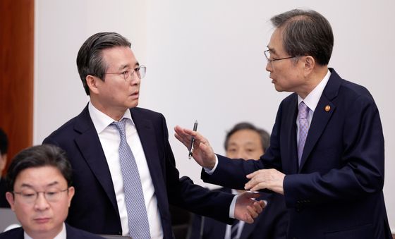 대화하는 조현 외교장관과 김용범 정책실장
