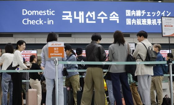 인천공항에서 제주행 여객기 탑승 수속하는 시민들